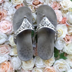 Vionic silver flip flops 9.5